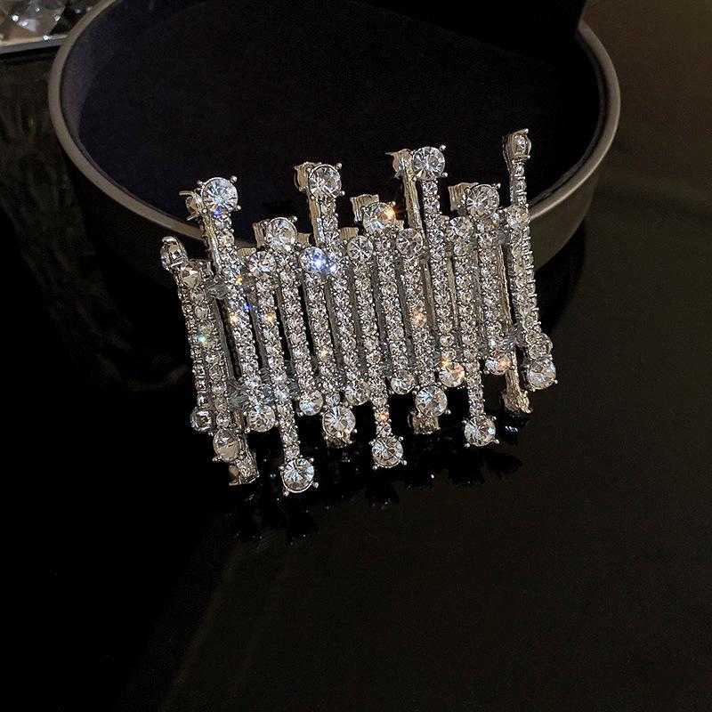 Französisches Armband mit eingelegten Diamanten und runder Schnalle - Retro-Hofstil, Luxuriöses Herbst-/Winterarmband