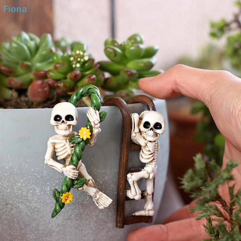 2PCS Skeleton Pot Hugger Decor,Resin Climbing Skeleton Plant Pot Hanger Ornaments for Halloween & Garden