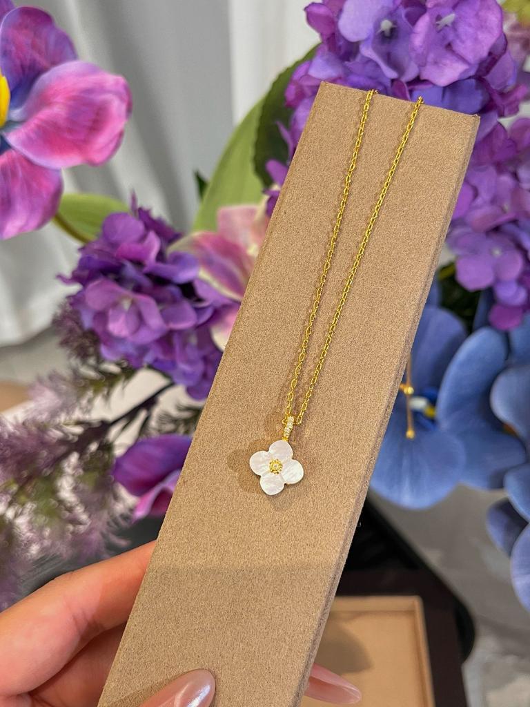 French Retro Four-Leaf Flower White Shell Fringed Necklace Five-Flower Bracelet Petal Temperament Premium Light Luxury Set