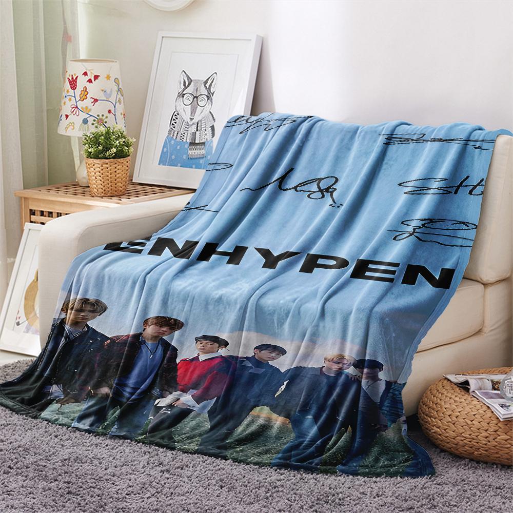 1 Stück Enhypen Aufdruck Flanelldecke, Hohe Qualität für alle Jahreszeiten, Heimdekoration, Wärme und Komfort, Perfekt für Weihnachtsgeschenke