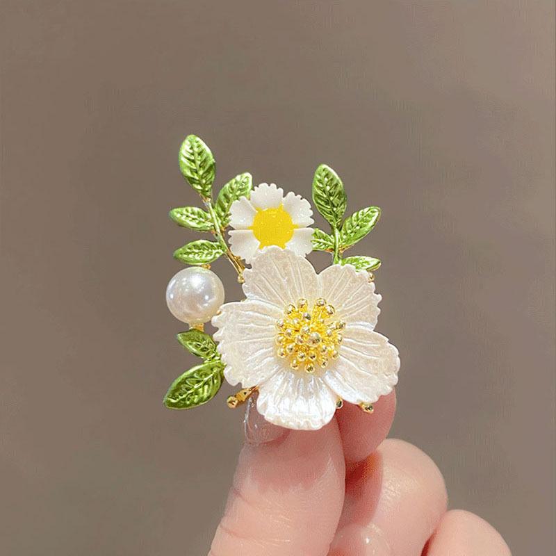 New small daisy brooch, high-end temperament flower pin, niche high-end corsage suit and accessories
