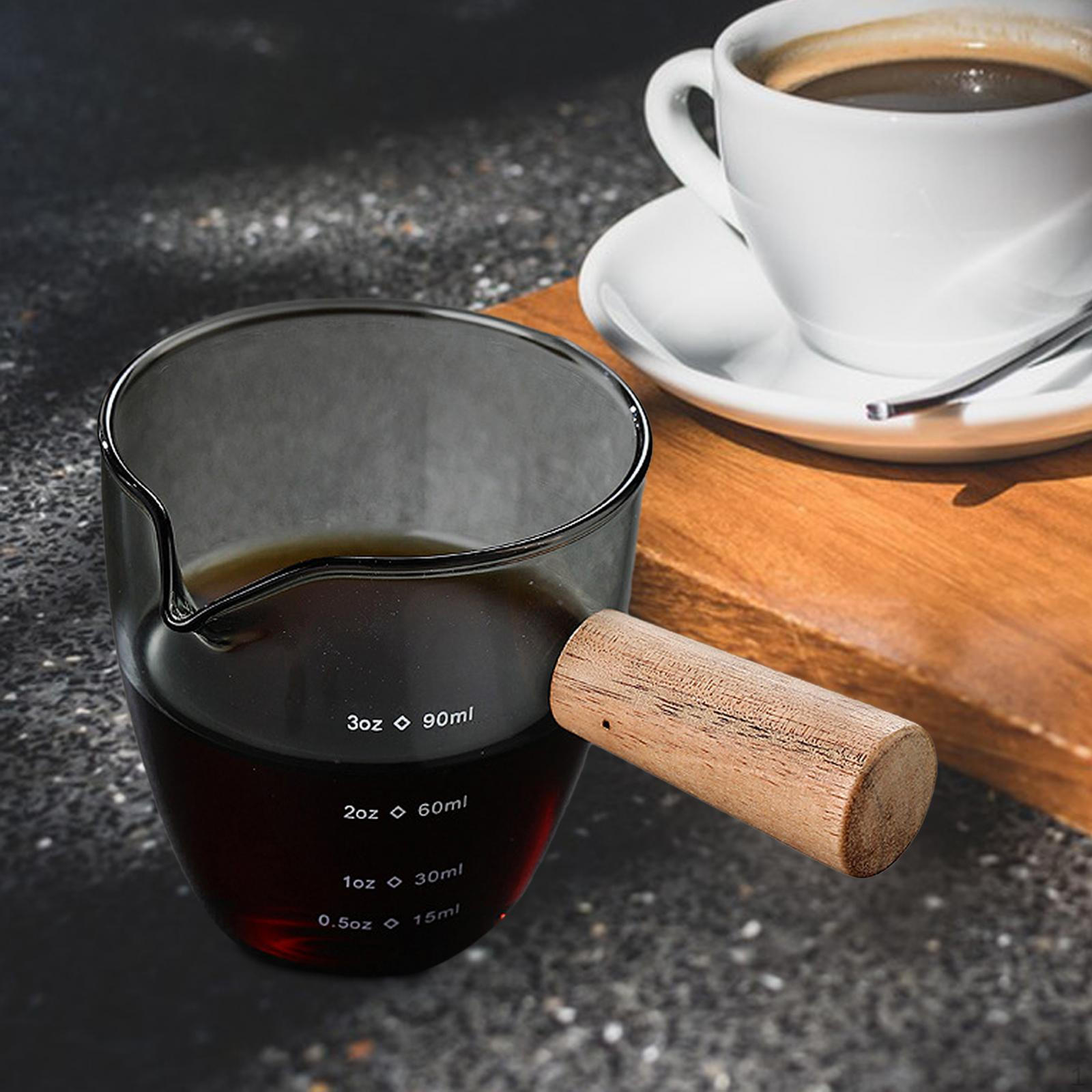 

Мерный стакан из прозрачного стекла с деревянной ручкой — идеально подходит для использования дома и в офисе