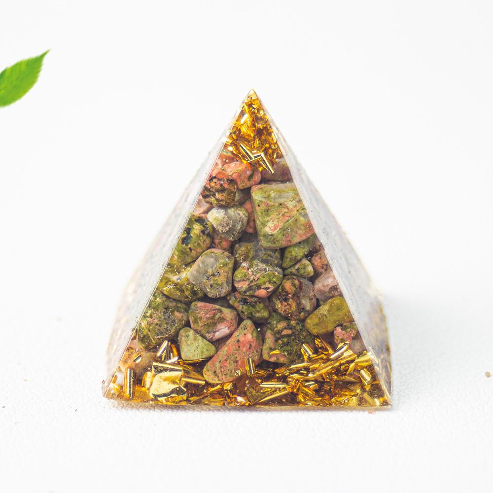 Figurka pyramidy z křišťálové pryskyřice s přírodními krystaly ve tvaru kapky vody pro darování a domácí dekoraci