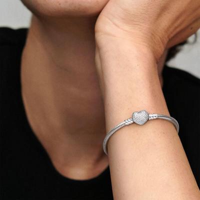 590727CZ-17 Moments Glitrende Hjerte Lås Slangekæde Armbånd