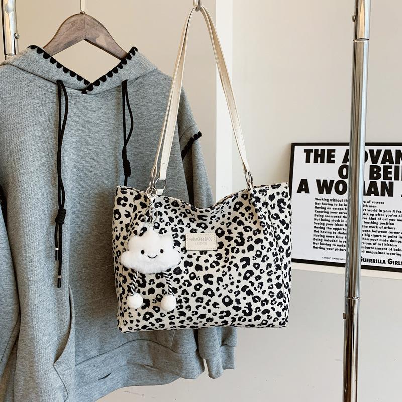 

Нишевый дизайн ретро зарубежный стиль сумка-тоут женская 2025 новая трендовая модная сумка через плечо персонализированная большая вместимость сумка-мессенджер Without pendant