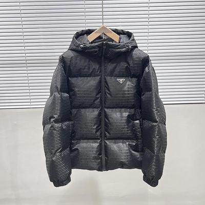 Doudoune à capuche style défilé mode homme 2025 en jacquard