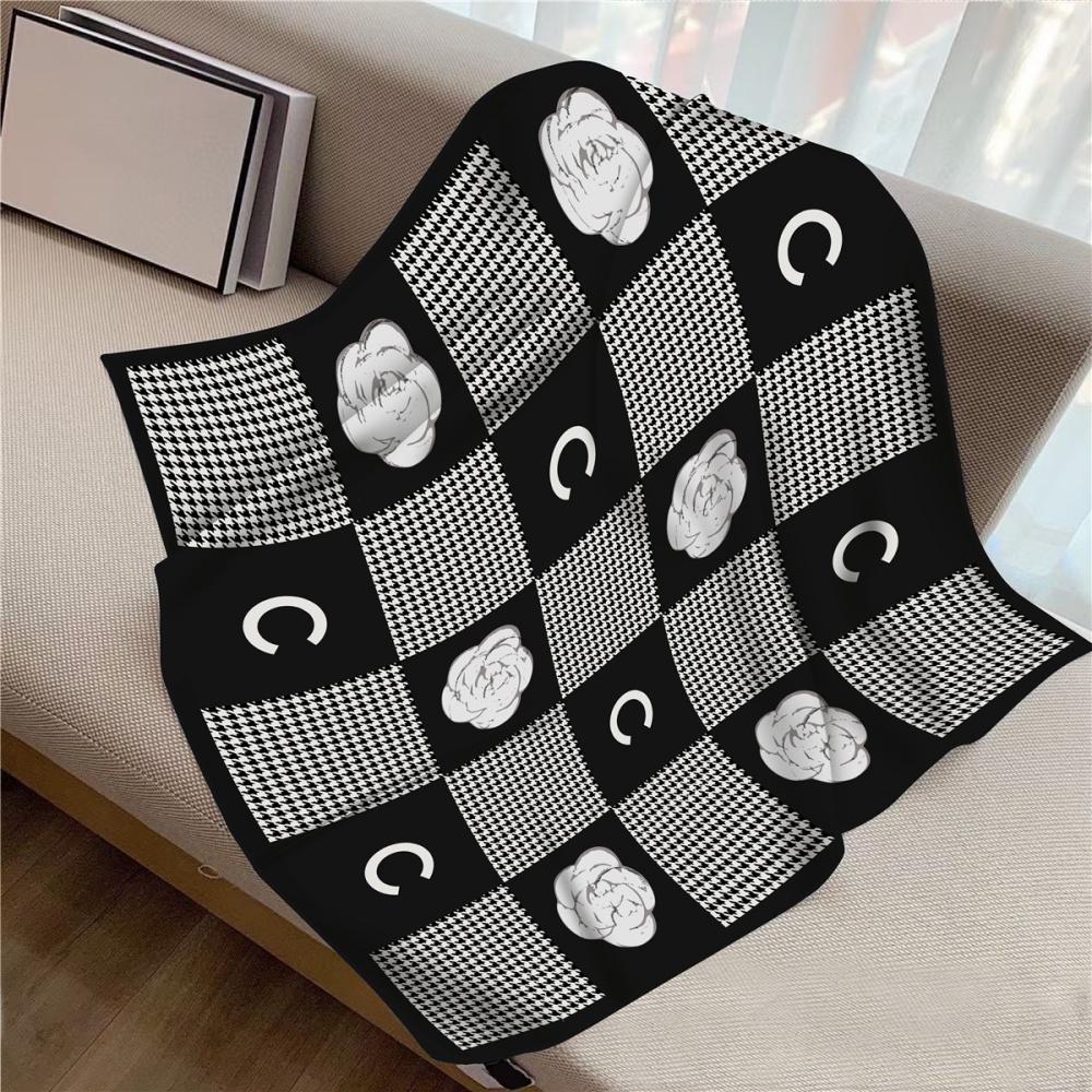 New Design Letters Flowers Printed Twill Silk Scarf Square Scarves Lady Wraps Kerchief Woman Neck Shawl Wraps Echarpes 90Cm