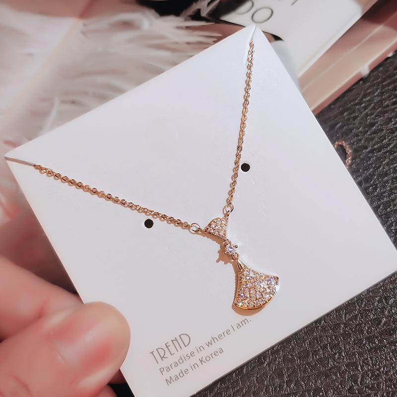 Japanese and Korean Simple Fan Necklace for Womens Personalized Fashion Forest Collarbone Chain Rose Gold Necklace Accessories
