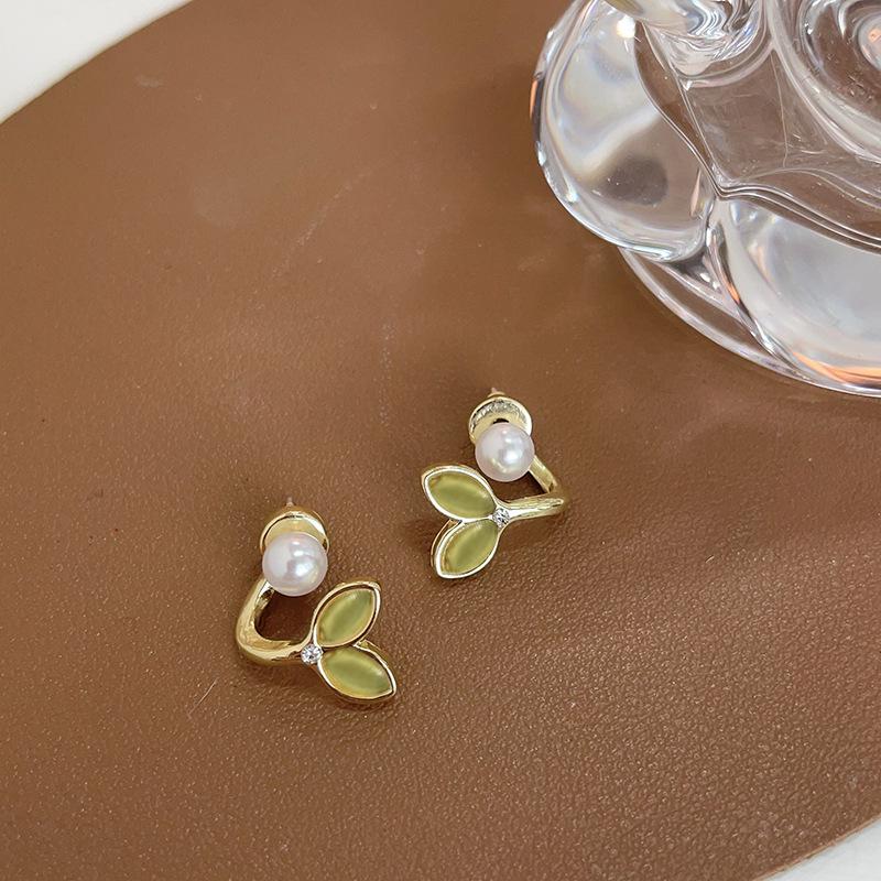 

S925 Silver Korean Cat s Eye Stone Fishtail Stud Earrings with Pearls - Elegant Retro Design.