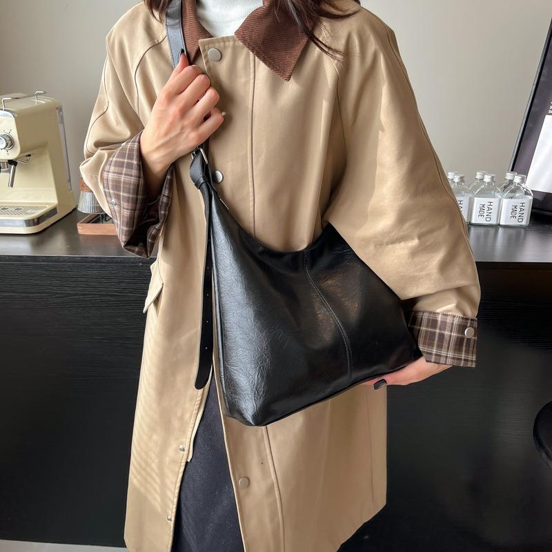 Large Capacity Retro Simple Tote Bag Women's Fashion New Soft Leather Shoulder Bag Solid Color Versatile Commuter Armpit Bag