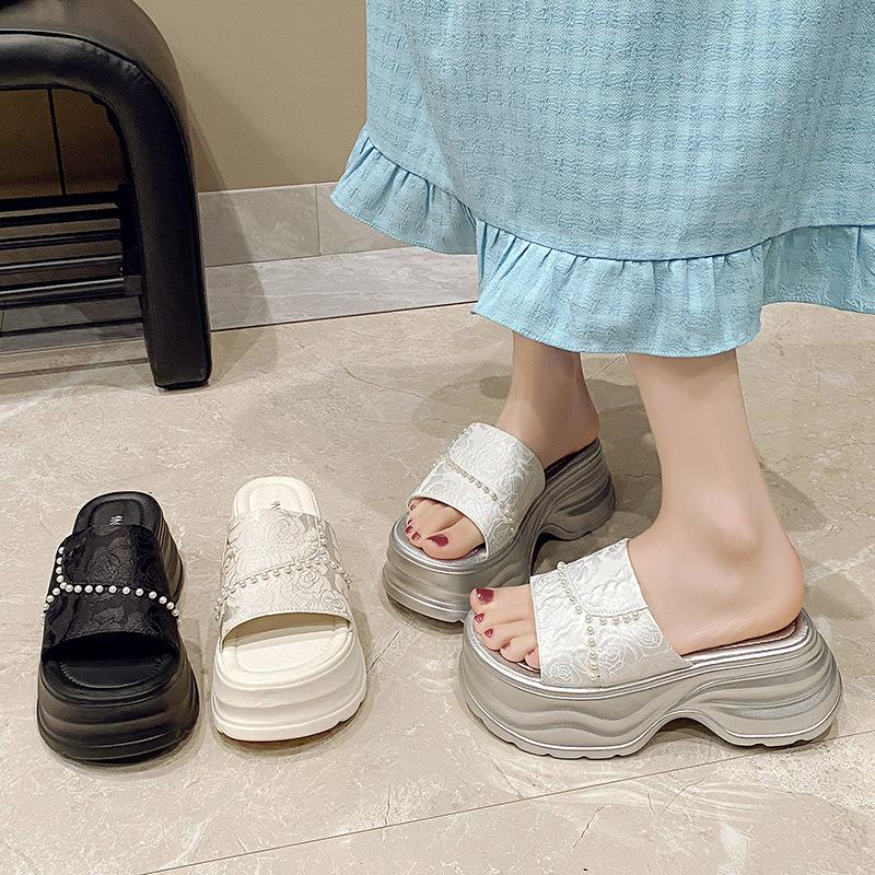 Spring and Summer New Chinese Thick-soled One-word Slippers New Outer Wear Slippers Women's Rhinestones Small Popular Retro Slippers
