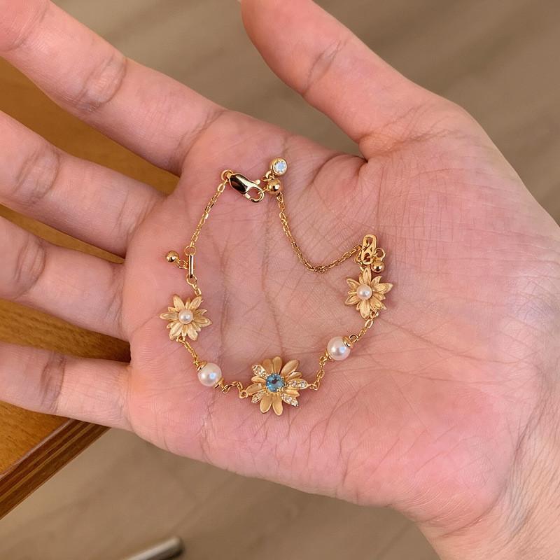 Elegant Flower Design Hand Chain With 18k Gold Finish For Fashion Women