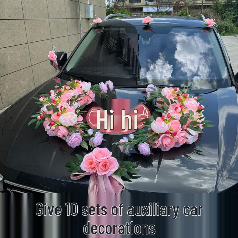 Kompletna dekoracja samochodu ślubnego: Kwiat na głowę, Kwiaty na klamki i Kwiaty na samochód główny/pomocniczy