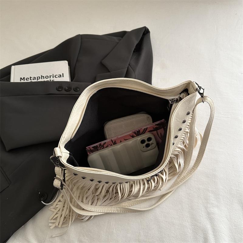 Large-capacity bag women, summer new fashion retro shoulder messenger bag texture rivet fringed bag