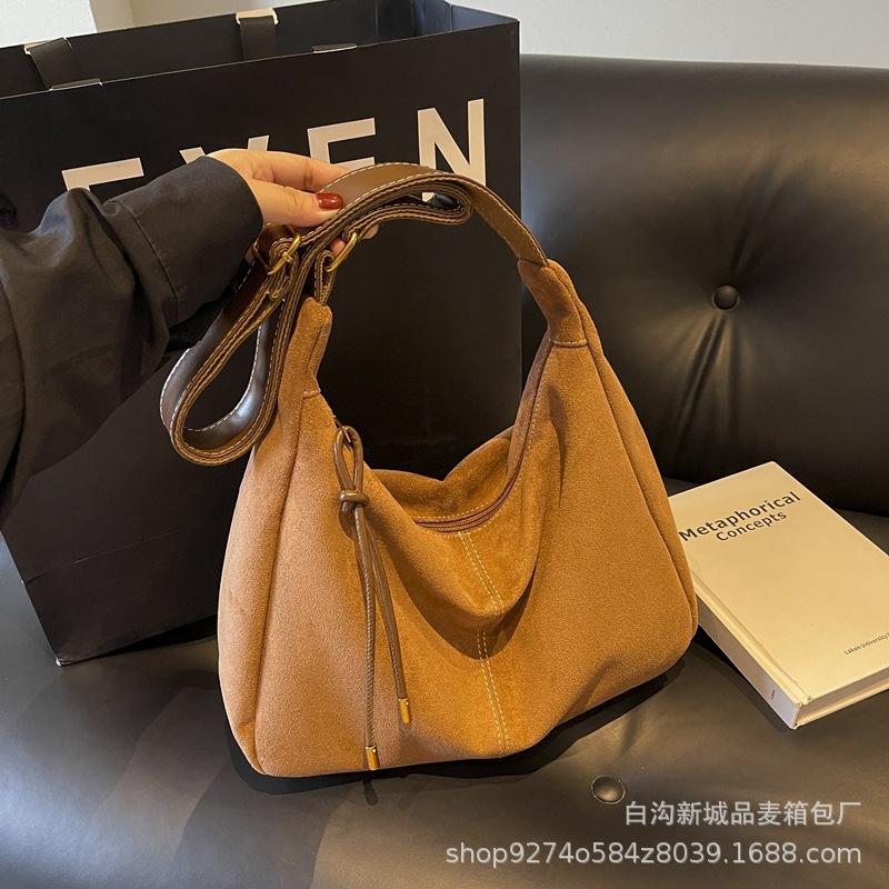 

Soft-faced suede bread bag big girl 2025 new autumn and winter niche messenger bag one shoulder underarm popular tote bag коричневый