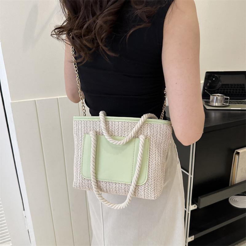 Schicke und stilvolle Damen-Umhängetasche, moderne Tote mit trendigem Kettenriemen