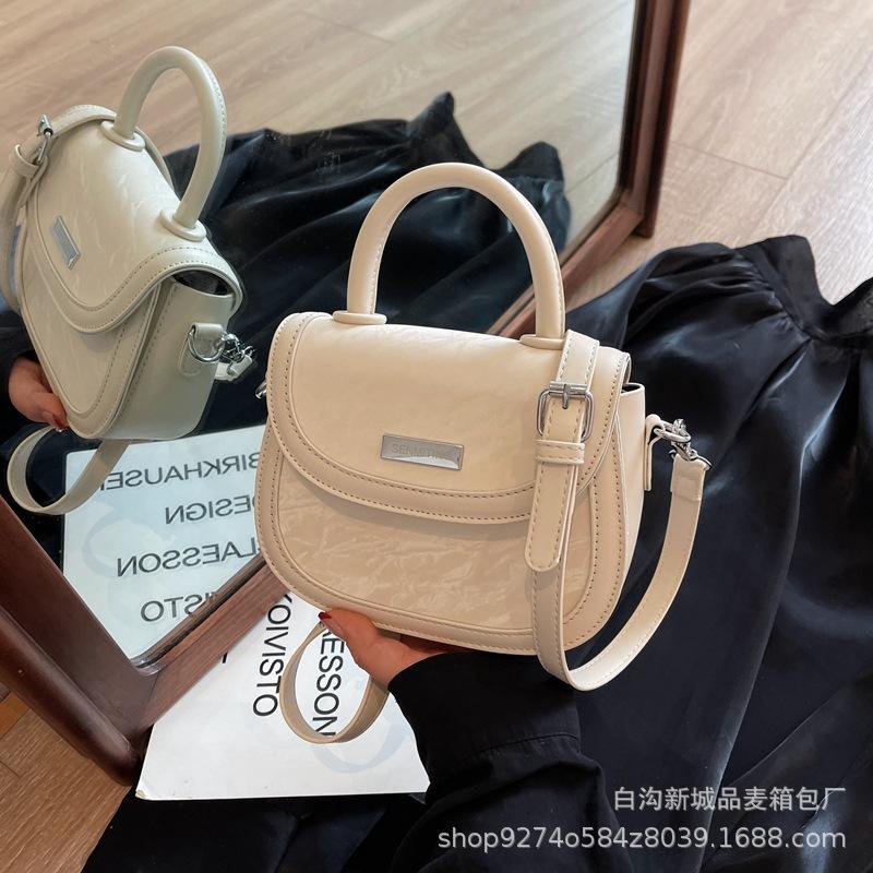 

French niche design hand-held versatile small bag women s 2025 new temperament shoulder bag foreign style crossbody saddle bag
