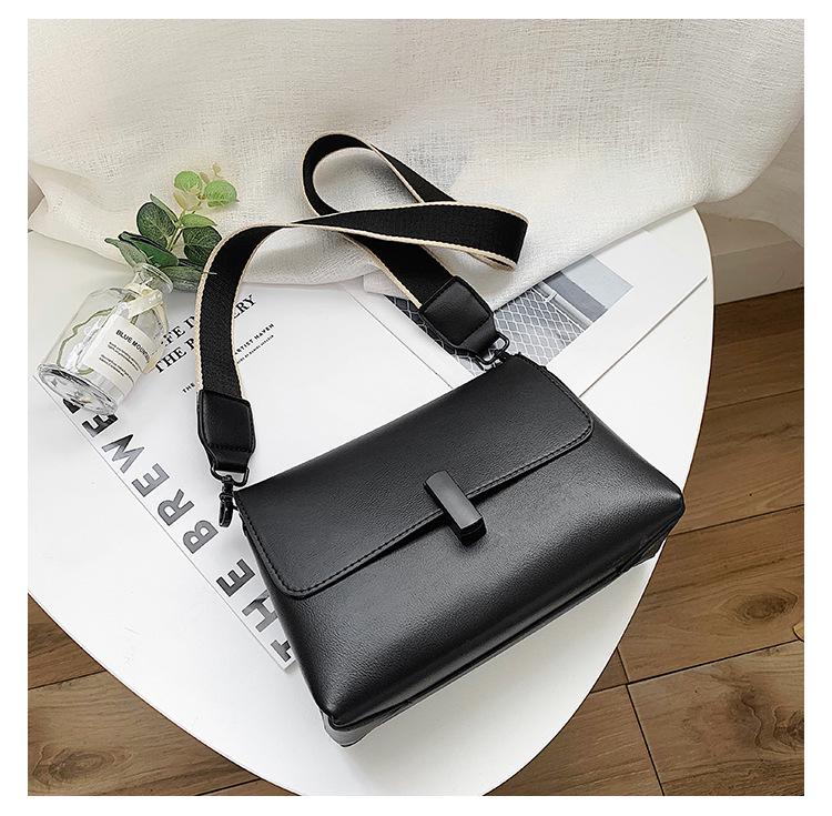 

Женская сумка в стиле ретро в гонконгском стиле, новинка 2020 года, простая сумка на плечо, модная универсальная женская сумка-мессенджер с текстурой, маленькая сумка из мягкой кожи 23cm*8cm*15cm чёрный