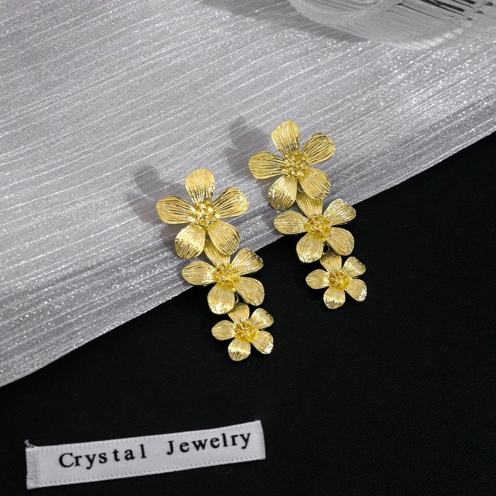 Exaggerated 3D Flower Pearl Earrings: Light Luxury, High-End Metal Style Studs