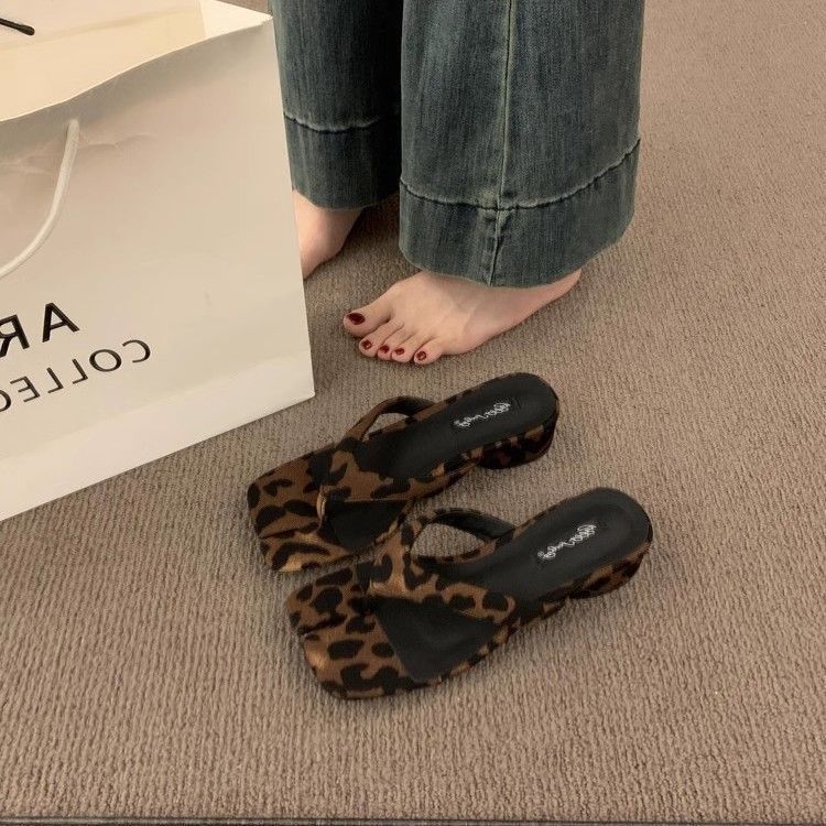 2025 new retro niche thick heel toe leopard print cool slippers female summer outer wear fairy foot clip one-word drag