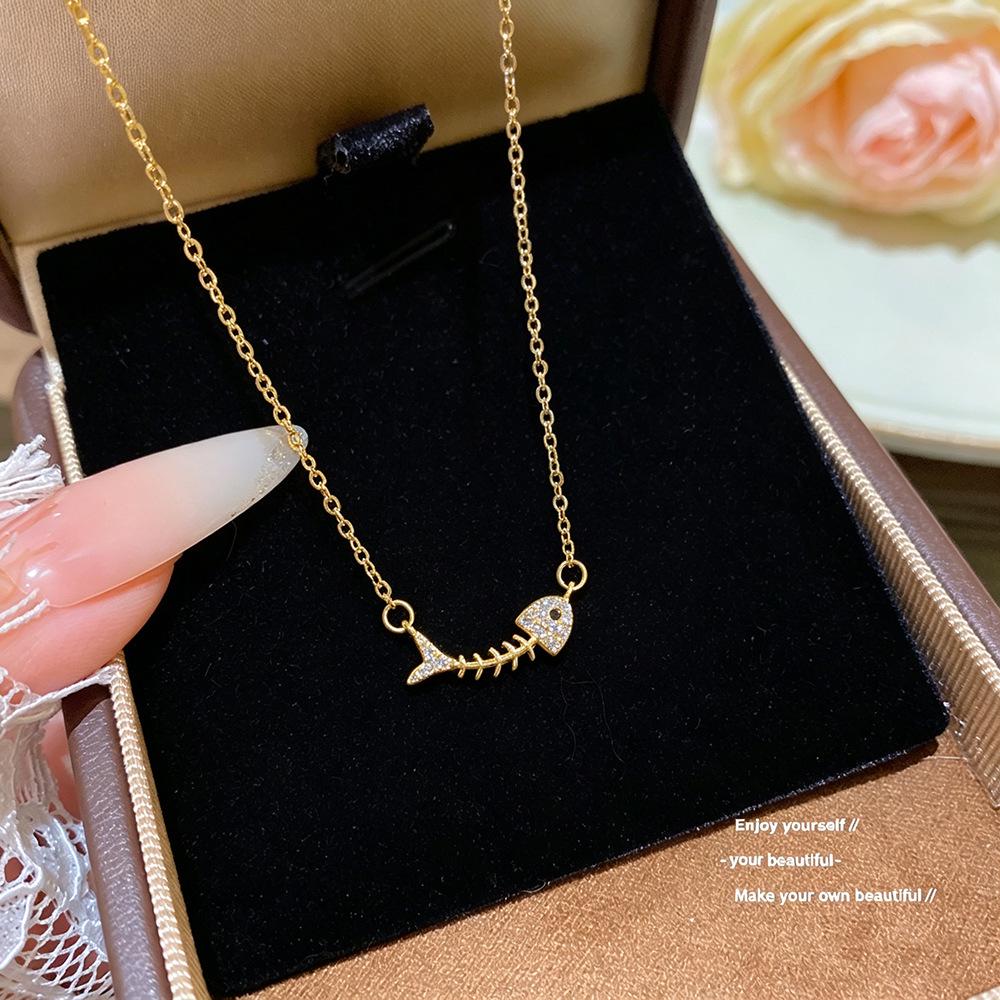 Elegant Gold Fishbone Necklace - Fashionable Clavicle Chain for Women with Stylish Fishbone Pendant.