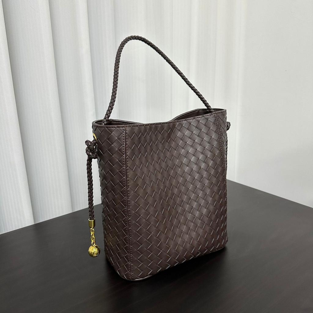 2025 New medieval fashion versatile leather square shoulder underarm crossbody tote bag woven bag hand bucket bag