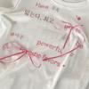 Estetyczny słodki nadruk literowy T-shirt z krótkim rękawem dla kobiet z kokardą na lato Eleganckie słodkie dopasowane ubrania koreańskie modne topy z okrągłym dekoltem odzież uliczna