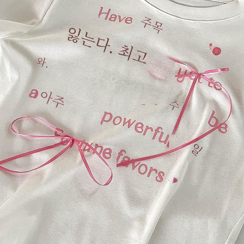 Tricou estetic cu litere dulci cu imprimeu pentru femei cu fundă de vară, elegant, drăguț, îmbrăcăminte slim fit, moda coreeană, topuri cu gâtul în formă de O, îmbrăcăminte de stradă