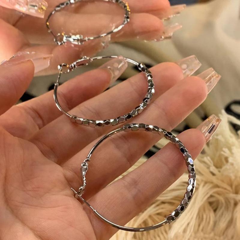 

New trendy personality broken silver big circle earrings women, exaggerated earrings design sense Internet celebrity temperament earrings серебряный