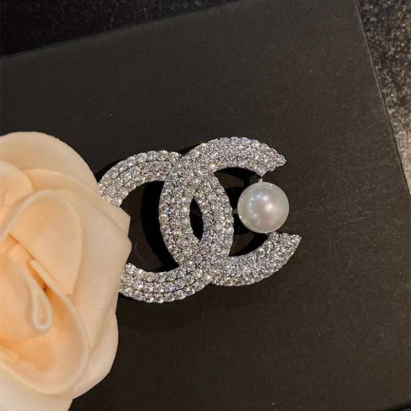 Elegant Luxury Brooch: Versatile and Exquisite Pin for Suit Jackets - Japanese and Korean Inspired Design