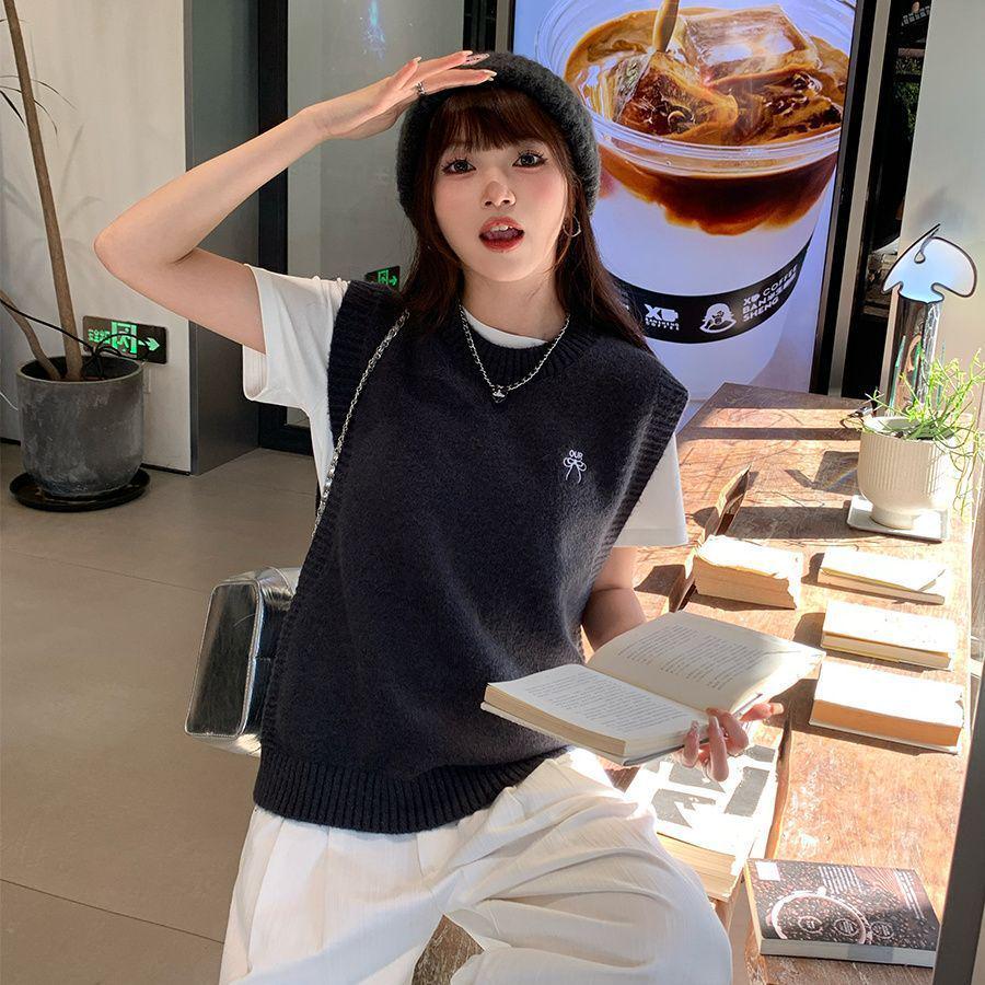 Women's Spring 2025 Sweater Vest: Stylish Layering Piece for Petite Frames