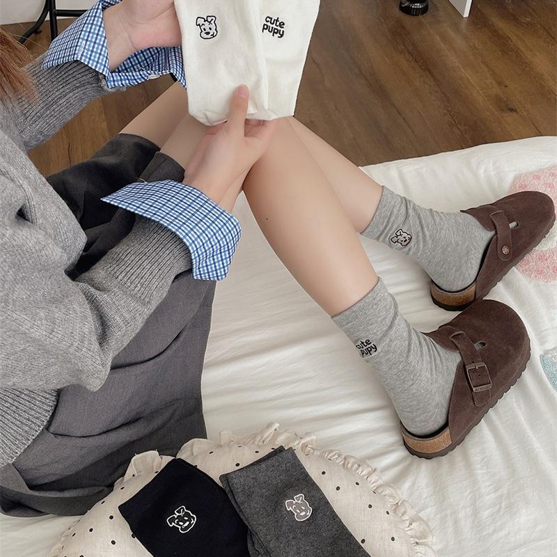 Damen Frühling und Herbst Ferse Bestickt Cartoon Welpe Buchstaben AB Stil Mittelhohe Gerippte Socken