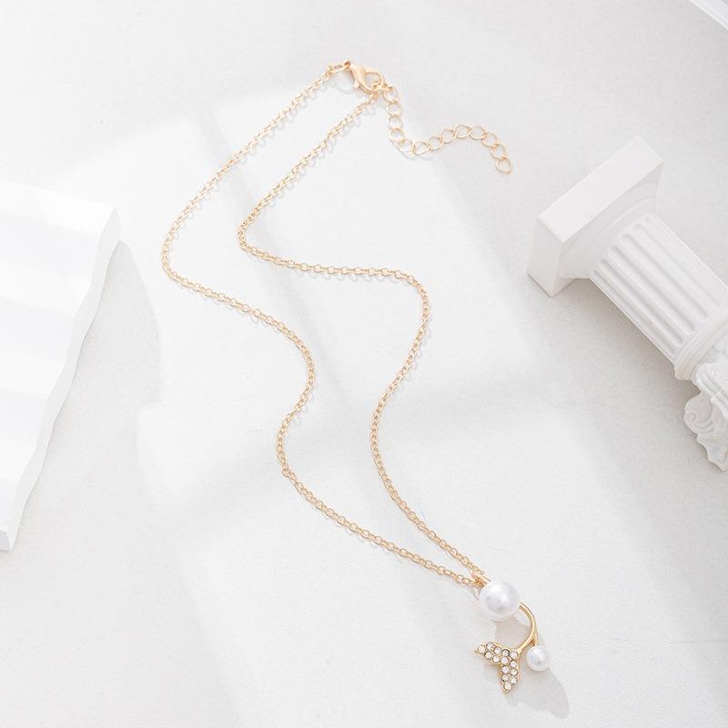 New Accessories Autumn and Winter Fashion Pearl Cross Chain Pendant Versatile Diamond-encrusted Fishtail Necklace for Women