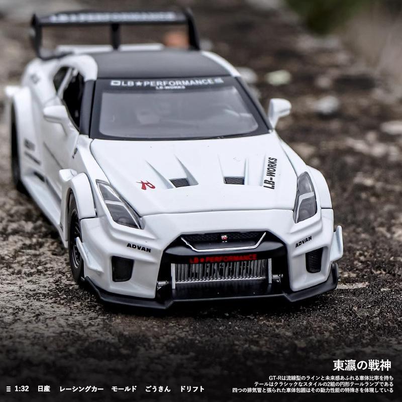 1/32 Scale Skyline Nissan GTR-CSR2 Alloy Sports Car Diecast Metal Model Sound & Light Toy Collect Display Ornament Gift for Boys