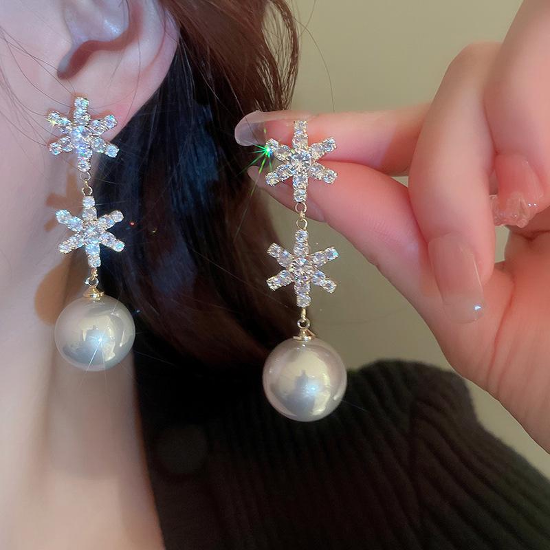 Orecchini a lobo geometrici a forma di fiore in zircone e perla stile coreano – Design elegante e di alta gamma per donna