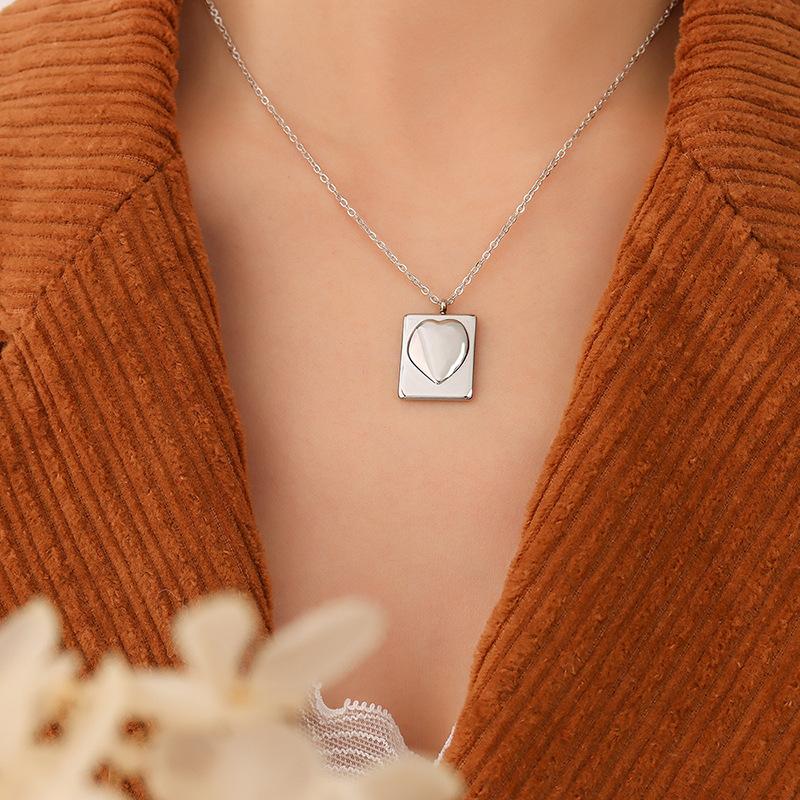 Style New Fashion Three-Dimensional Peach Heart Relief Square Necklace Titanium Steel Plated 18K Real Gold Accessories P137