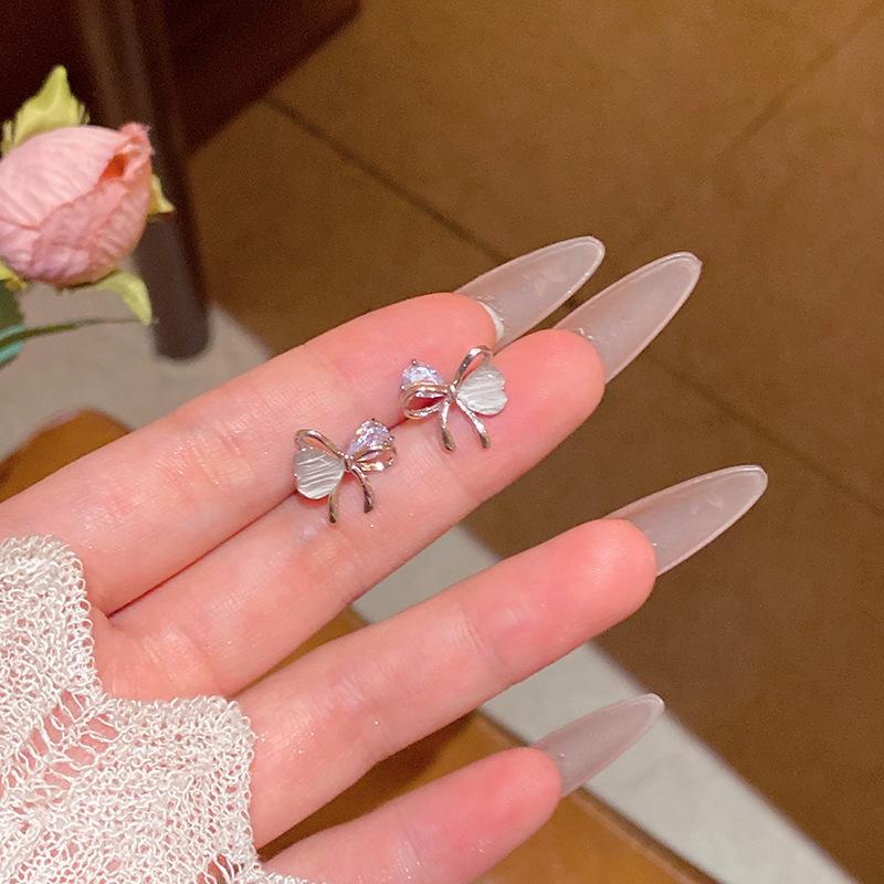 Orecchini a Bottone in Argento 925 con Zircone e Perla a Fiocco - Design Coreano Retro di Alta Gamma