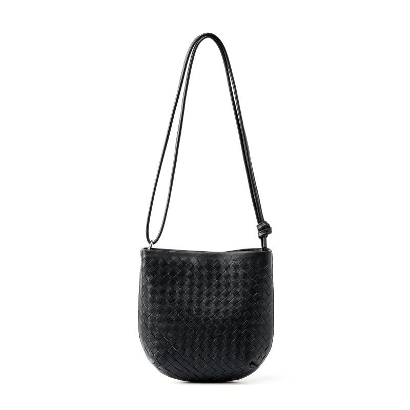 Exquisite small bag Portable fashion versatile shoulder messenger bag Casual woven bucket bag