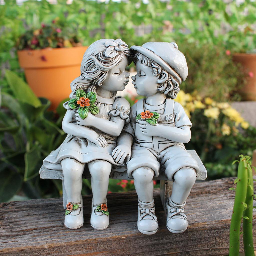 Estatua de Hada Sentada Resina Pareja Niño y Niña Sentados Silla Beso Figurita Adorno de Jardín Exterior Escultura de Porche Decoración de Patio