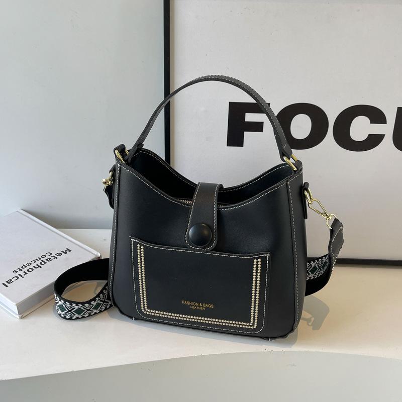 

Популярная в этом году женская сумка большой вместимости 2024 новая осенняя универсальная сумка-мессенджер популярная простая наплечная сумка-ведро чёрный