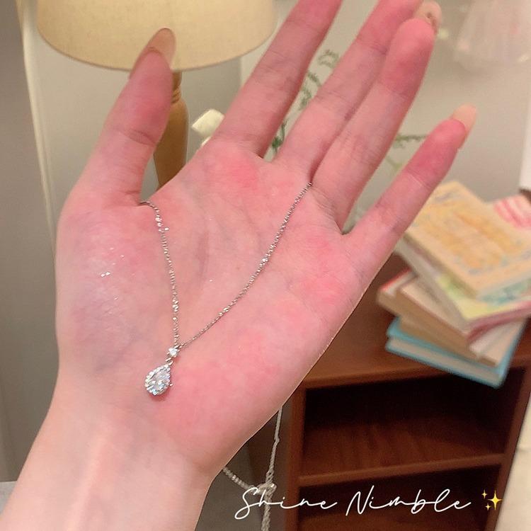 Temperament water drop zircon pendant necklace women's light luxury niche high-end design clavicle chain new neck chain