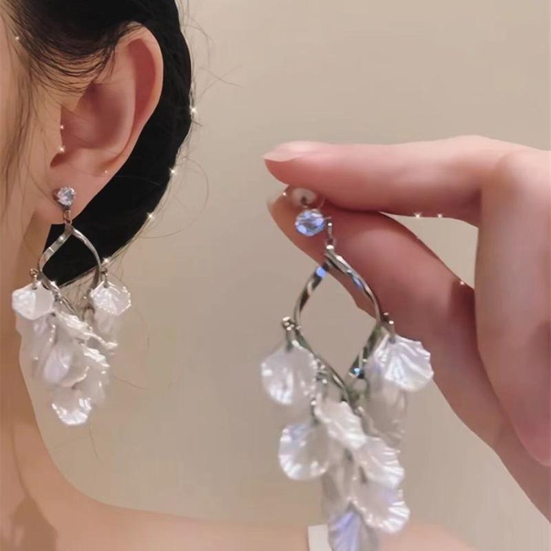 New super fairy design sense light luxury vacation style earrings female shell flower high sense long fringed earrings earrings
