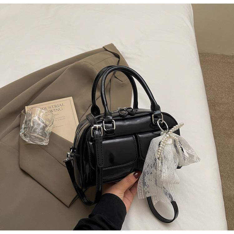 Винтажная 2025 новая сумка женская трендовая сумка для боулинга нишевая на плечо портативная подмышечная сумка чёрный