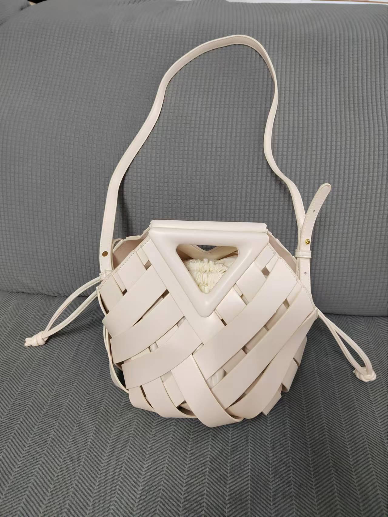 

Сумка-корзина для овощей с перевернутым треугольником для женщин - нишевый дизайн, модель High-End Fashion 2025 25*21*25 cm