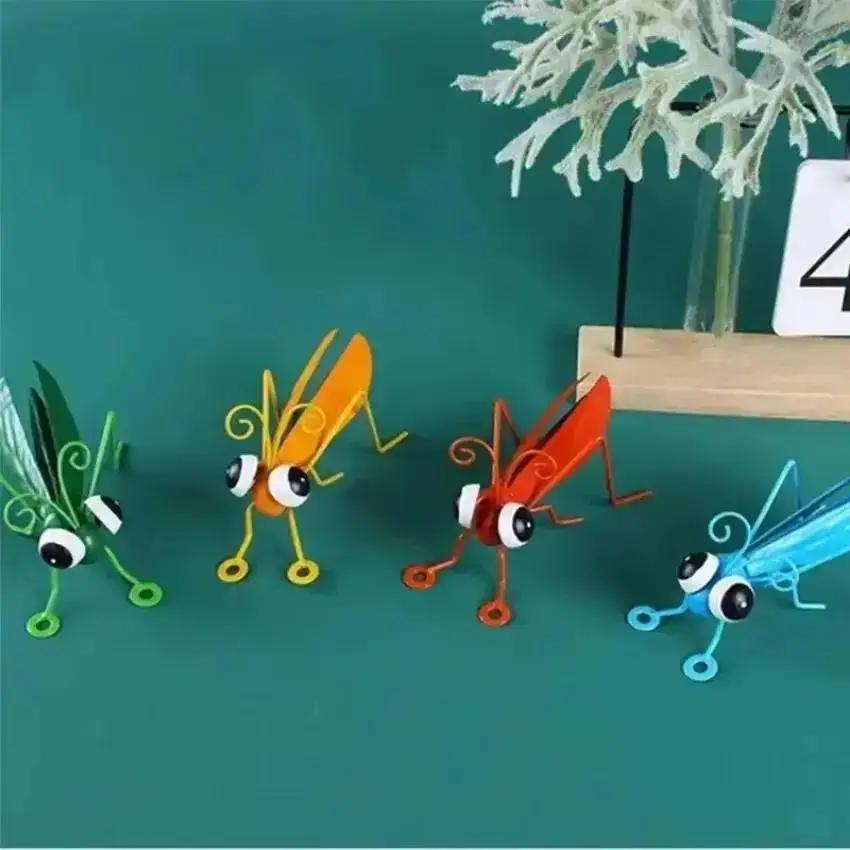 1 Pcs Outdoor Tree Wall Art Garden Grasshopper Statue Garden Cute Metal Grasshopper Statue Decoration Desk Accessories
