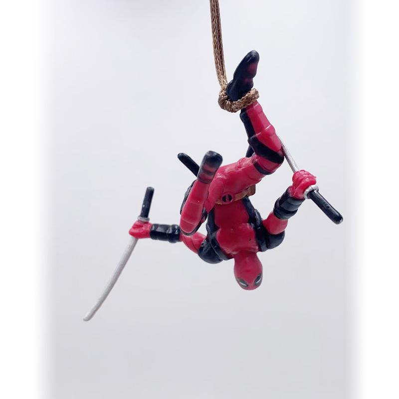 Подвеска на зеркало заднего вида Дэдпул: Ручная роспись фигурки, читающей книгу