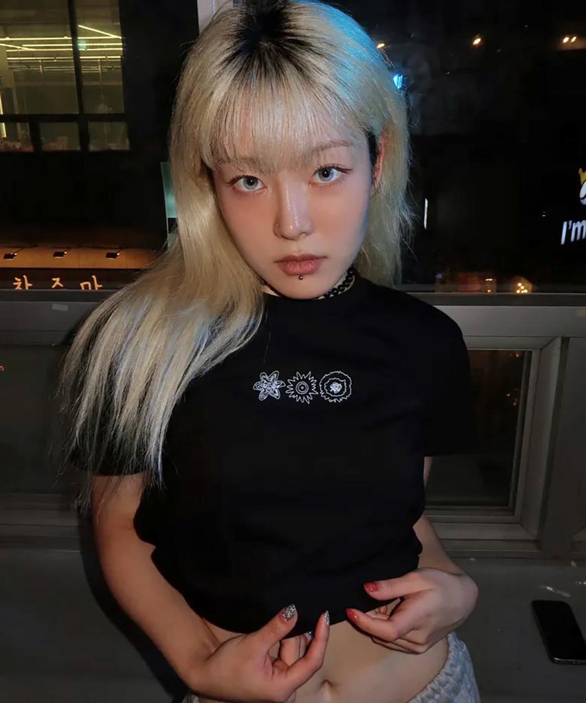 Maidibbeullumemolijeu (W) Nativity Mm Crop Tee (Black)