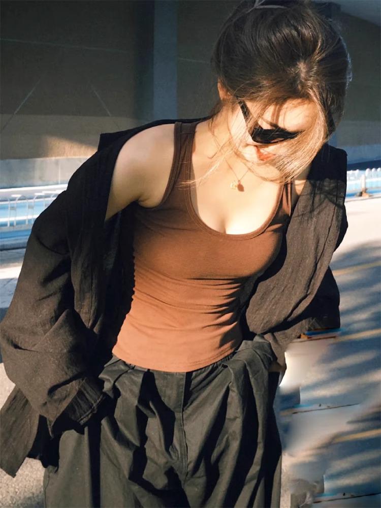 

Женская майка Domi La Slim Fit с отбеливающим эффектом - Милая летняя майка для ношения под одеждой/на выход. Medium темно-коричневого