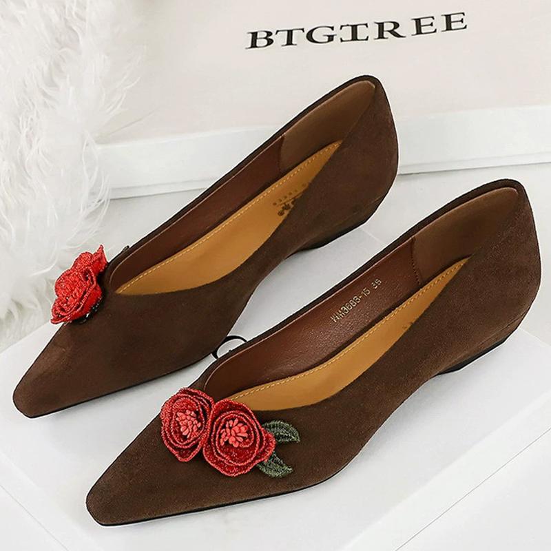 

Большой размер 43 Туфли на низком каблуке Женские танкетки 2,5 см Удобные туфли на низком каблуке замшевые с цветком Женская обувь Женские туфли-лодочки Ретро 2025 35 темно-коричневого
