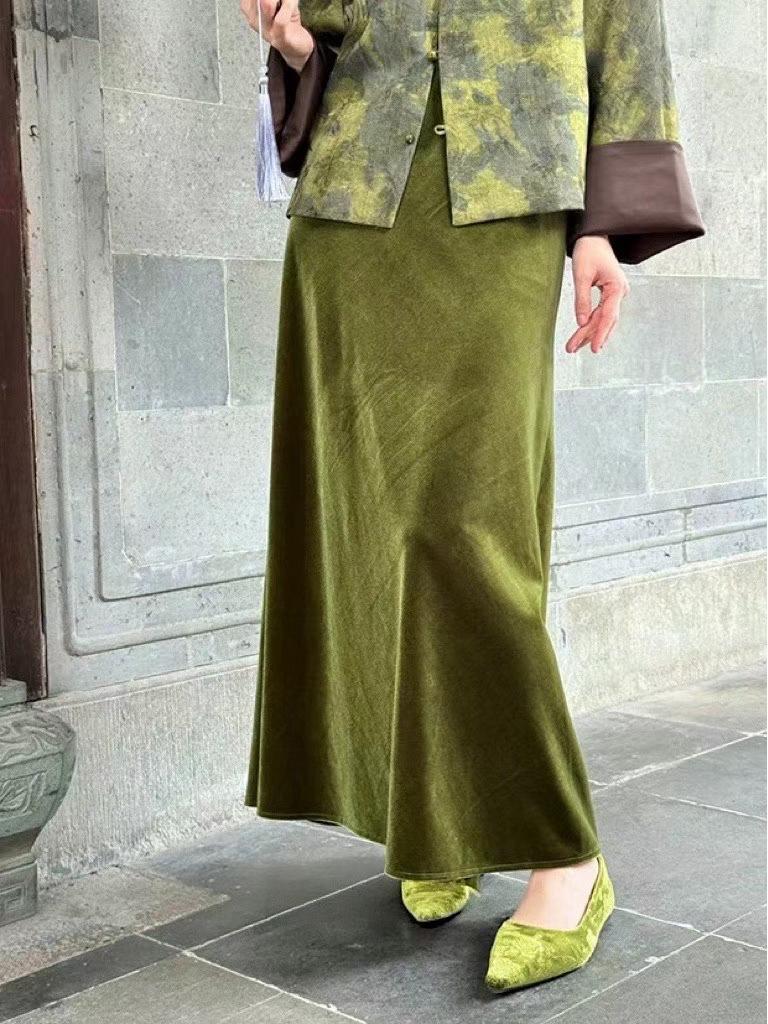 Elegant Fishtail Skirt: Velvet, Warm, Age-Reducing, Versatile